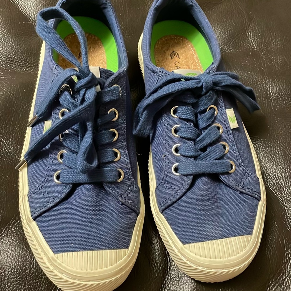 Cariuma tennis shoes